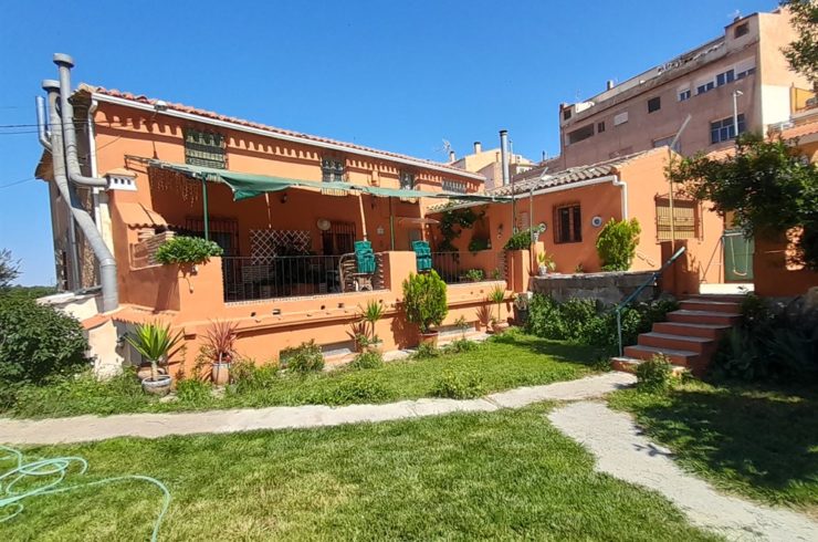 6 Bedroom House with 2 Apartments in Cúllar, Granada