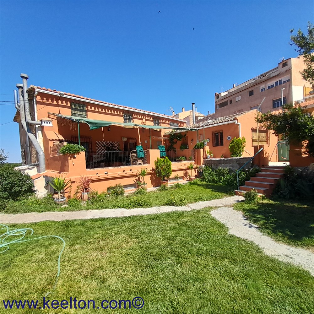 6 Bedroom House with 2 Apartments in Cúllar, Granada